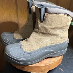 Columbia Tan and Black Snow Boots